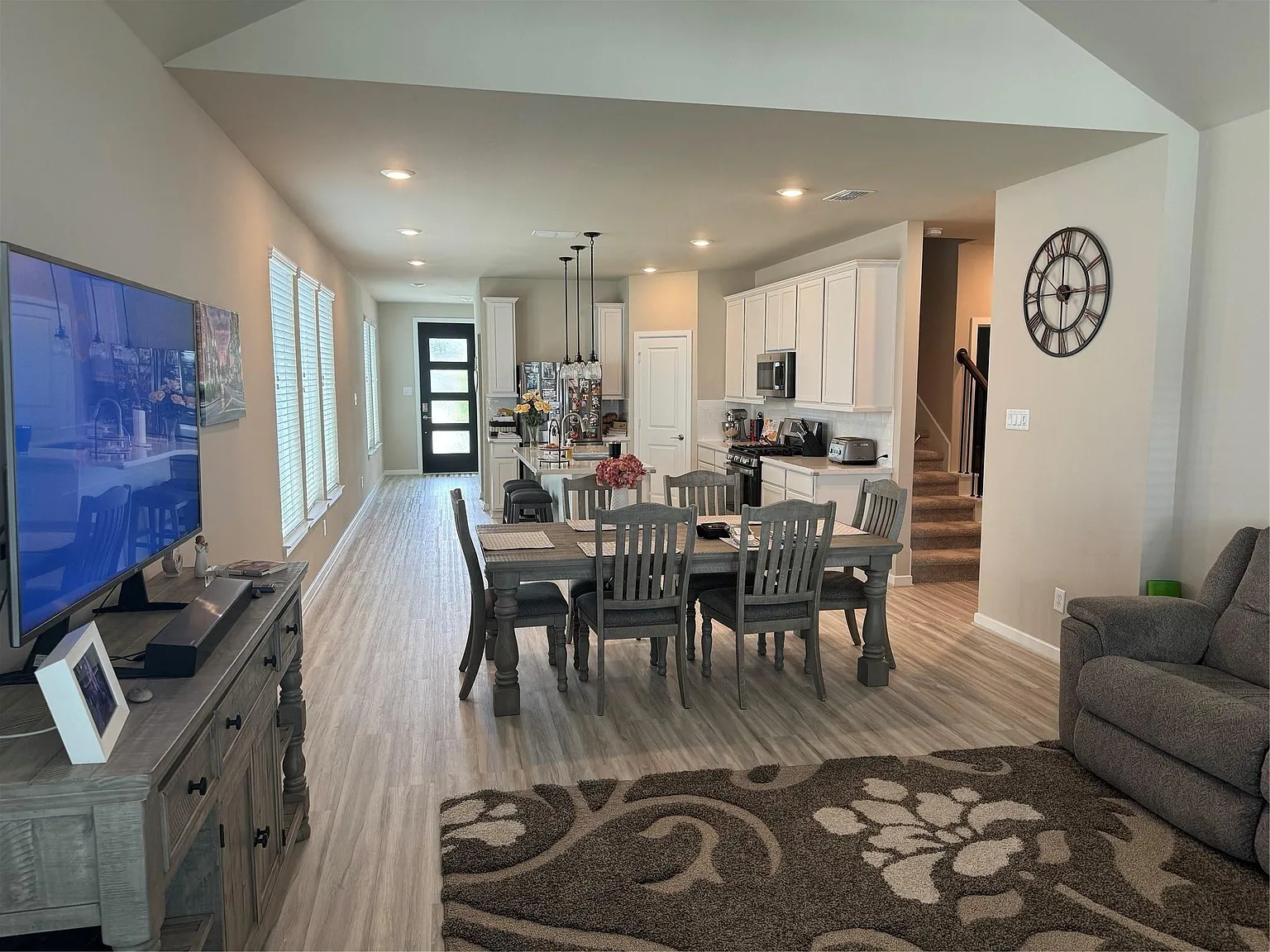 4 bed, 3.0 bath, 2421 sqft, $2,750 — Photo 2