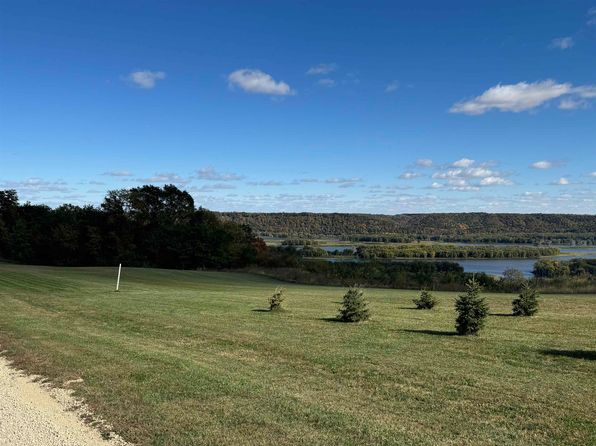 25 Island View Dr, Garnavillo, IA 52049