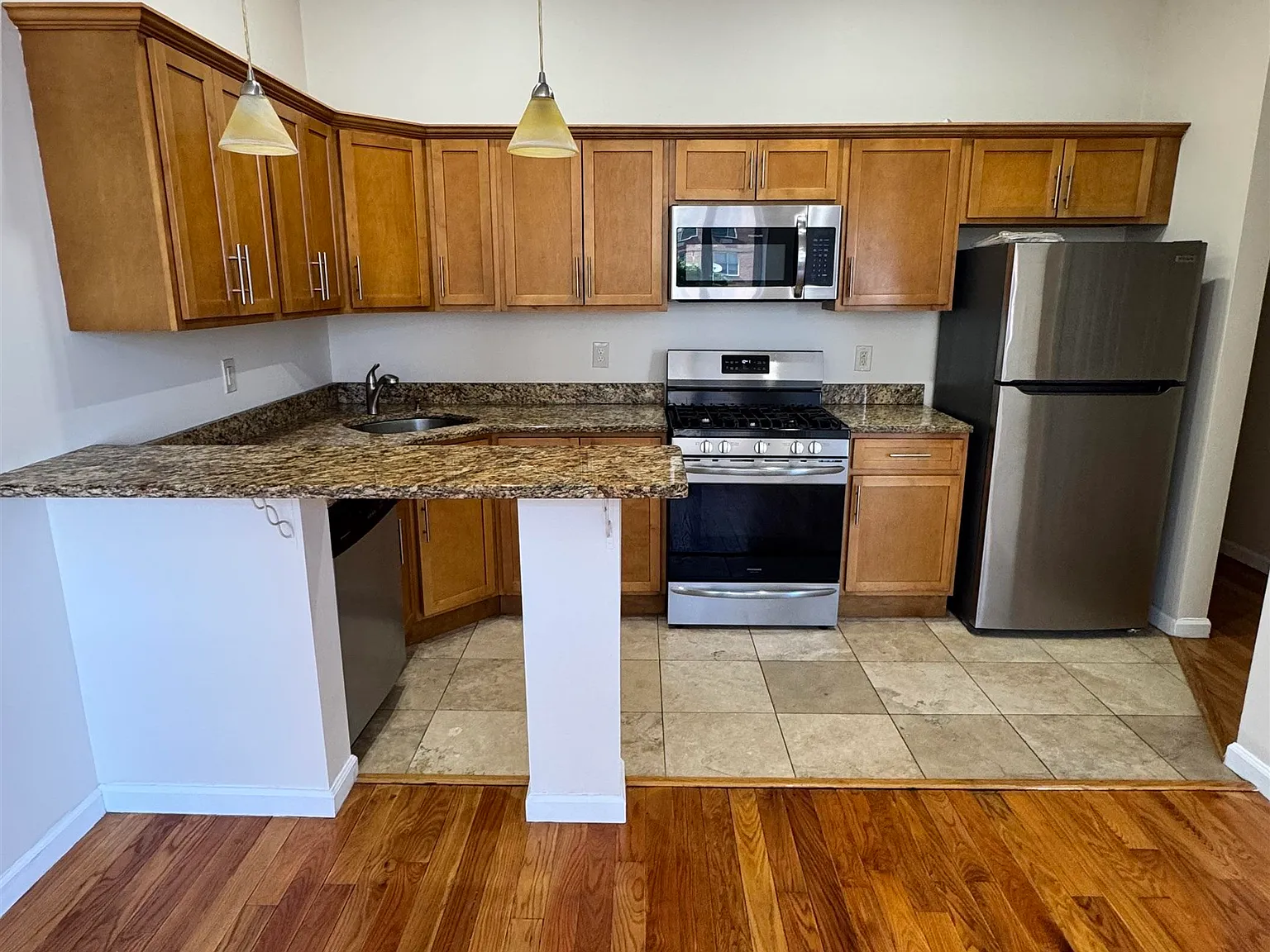 2 bed, 1.0 bath, 700 sqft, $2,350 — Photo 2