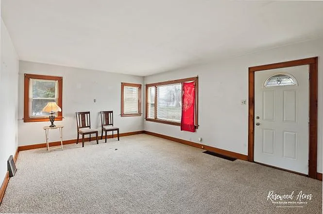 905 N Everett St — Photo 2