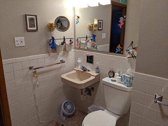 Full bath room