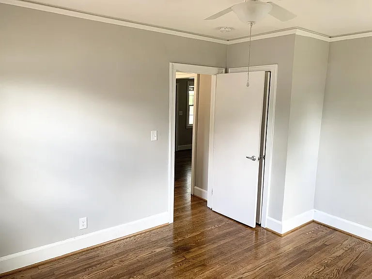 105 N Howell St #B — Photo 11