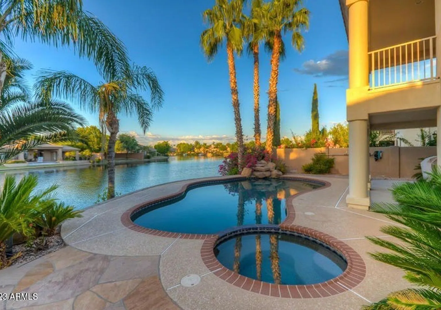 Gorgeous Ocotillo property on the lake with pool and spa — Photo 2