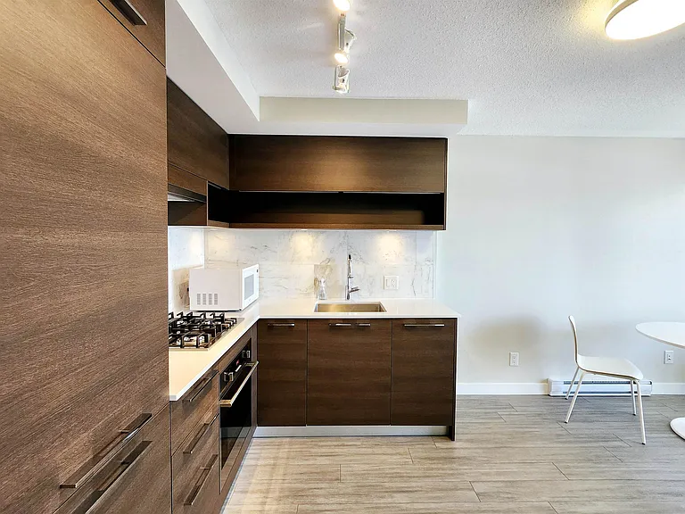 570 Emerson St #301 — Photo 3