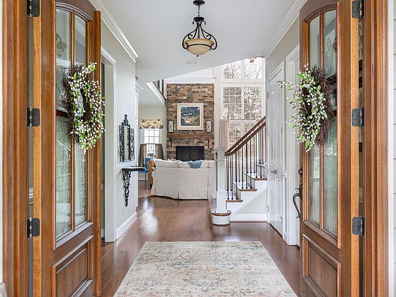 4th image of 100 Bobolink Dr