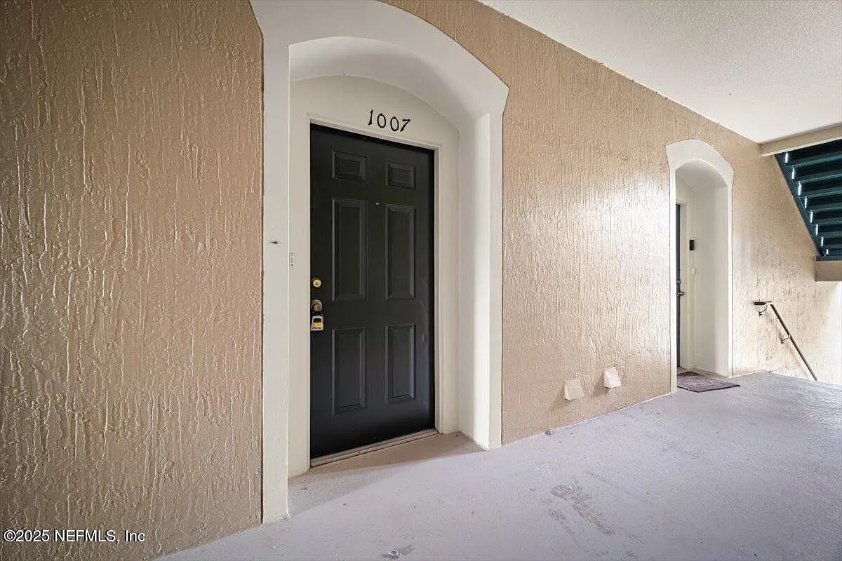 2 bed, 2.0 bath, 1050 sqft, $1,425 — Photo 1