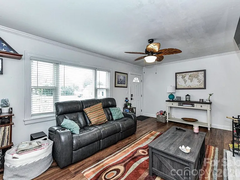 1240 Skyview Rd — Photo 3