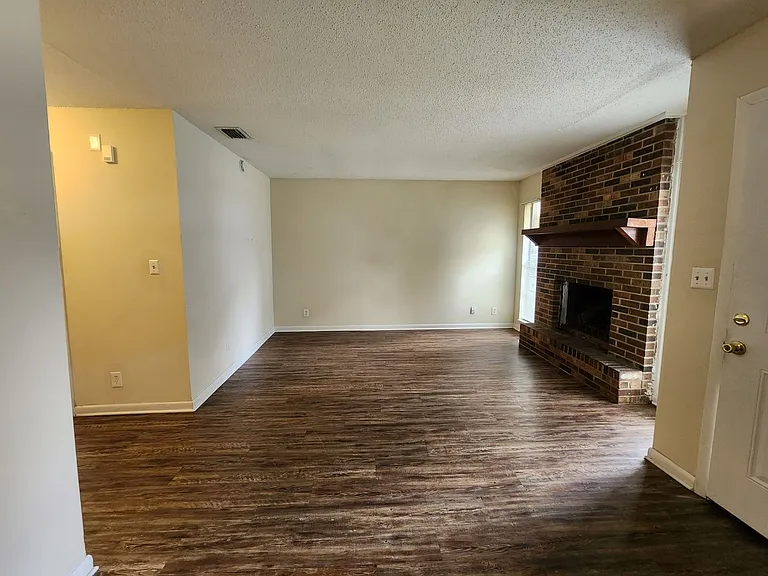 118 SE Bracken Way #101 — Photo 2