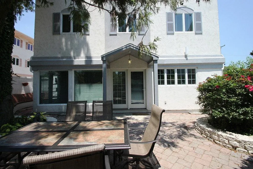 4 bed, 2200 sqft, $2,700 — Photo 1