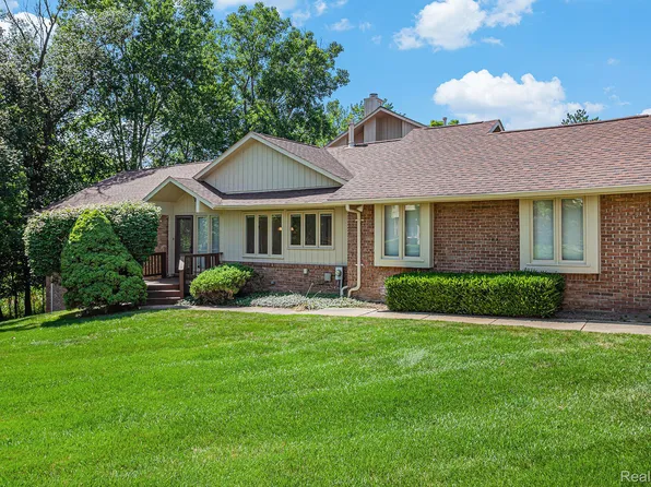 5503 Walnut Cir W, West Bloomfield, MI 48322