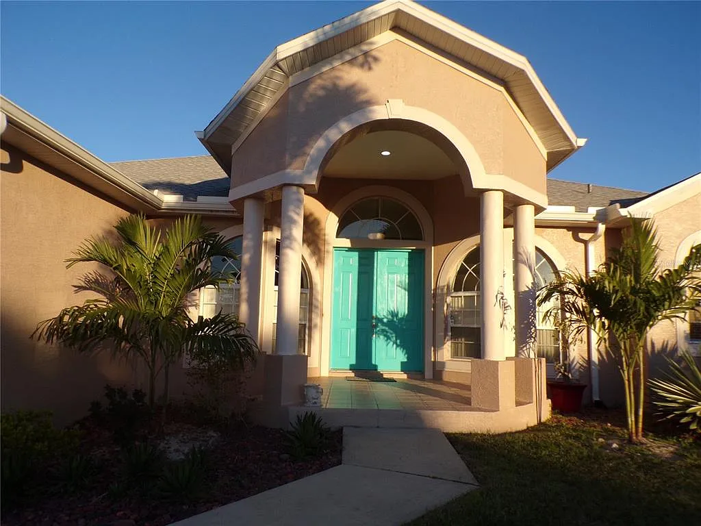3 bed, 2.0 bath, 2101 sqft, $2,700 — Photo 2