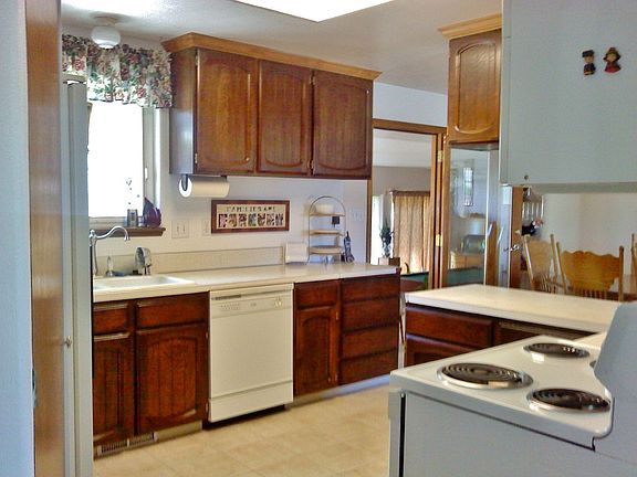 Kitchen before new counter