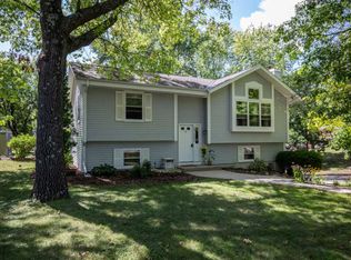S108W29859 Pickering Dr, Mukwonago, WI 53149