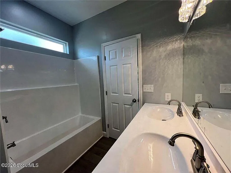 909 E 3rd St — Photo 16
