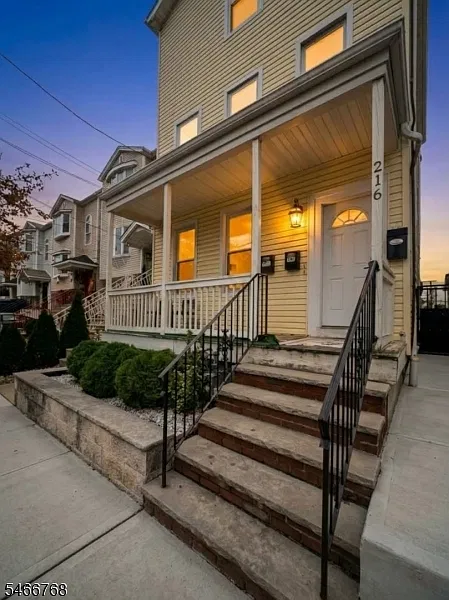 2 bed, 1.0 bath, $2,000 — Photo 1