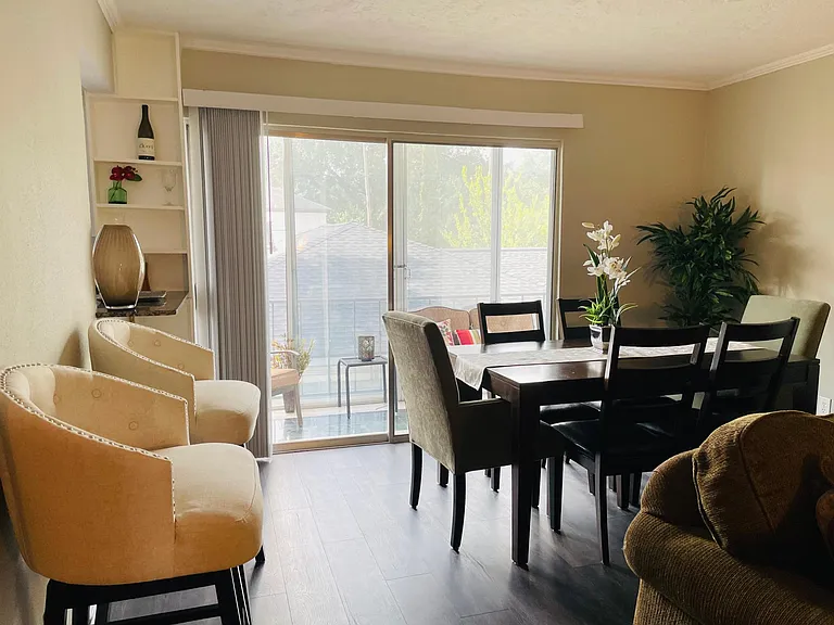 nice dining/living area