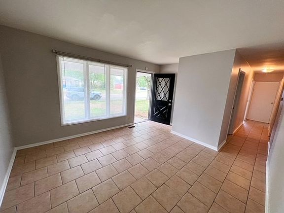 8241BarryLiving_08032022