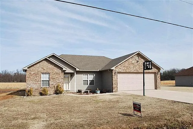3302 Colony Dr — Photo 2