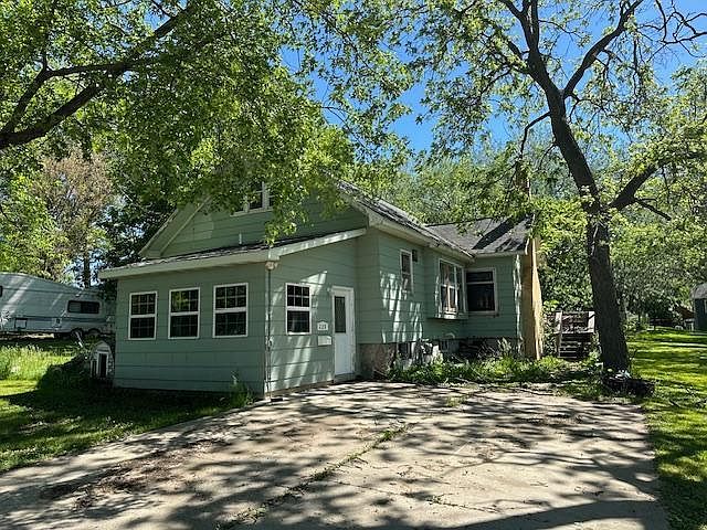 1st image of 220 Minnesota St N