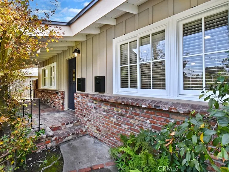15344 Greenleaf St — Photo 2