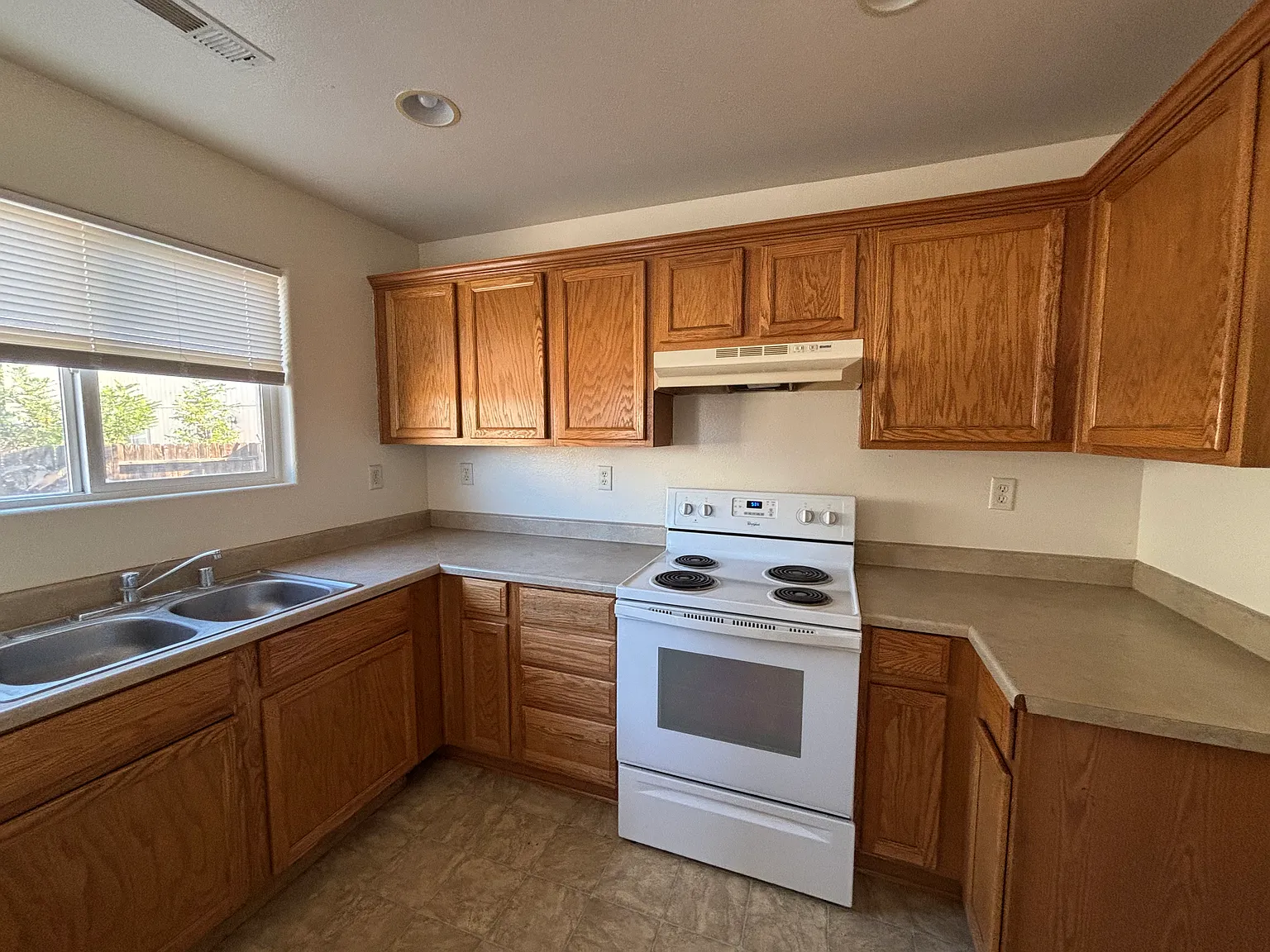 3 bed, 2.5 bath, 1500 sqft, $1,650 — Photo 3