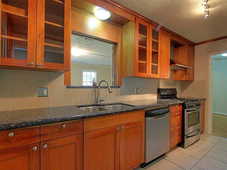 1322 Curtin St — Photo 3