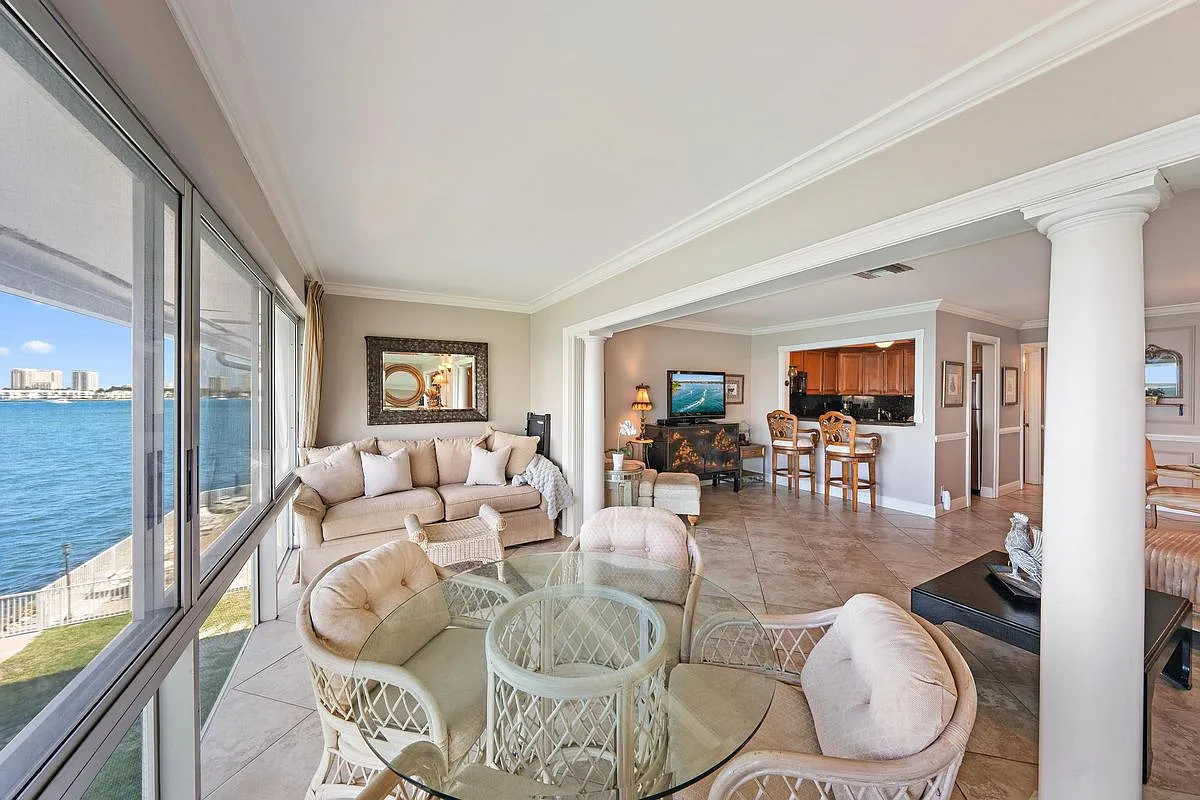 1 bed, 1.0 bath, 818 sqft, $2,200 — Photo 2