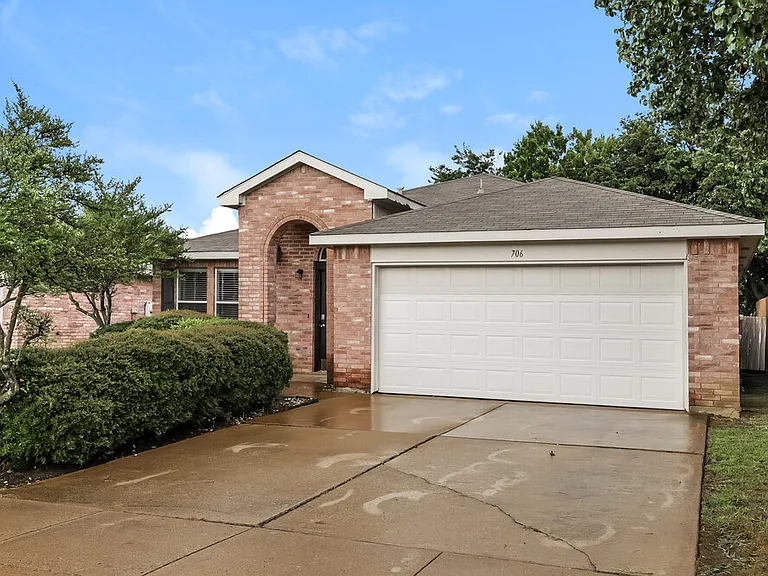 706 Langford Dr — Photo 3