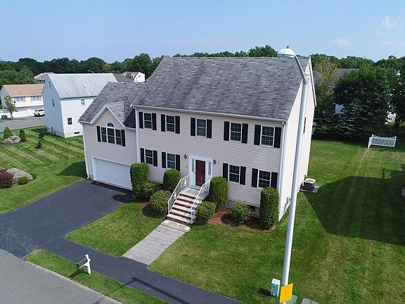 5th image of 127 Emerald Dr