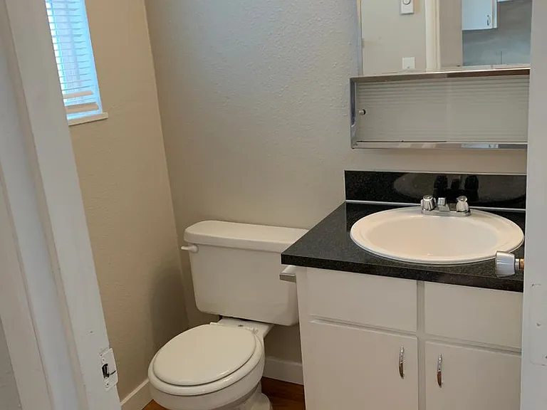 540 W Maple St #25 — Photo 4