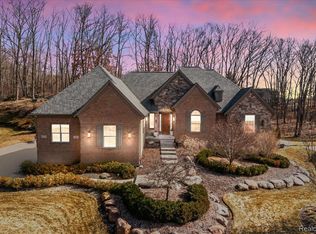 8503 Stoney Creek Dr, South Lyon, MI