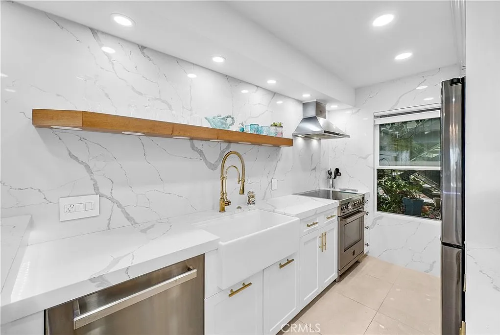 240 Moss St — Photo 3