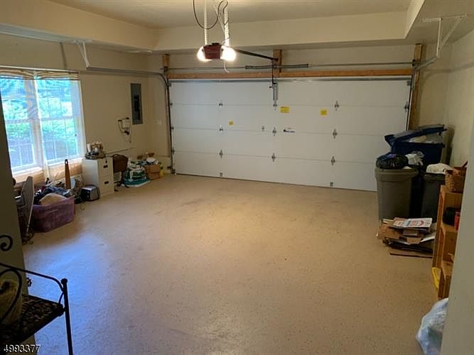 1st image of 10 Turnberry Ln