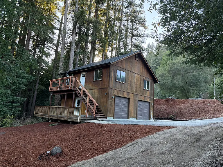 140 Holiday Ln — Photo 2