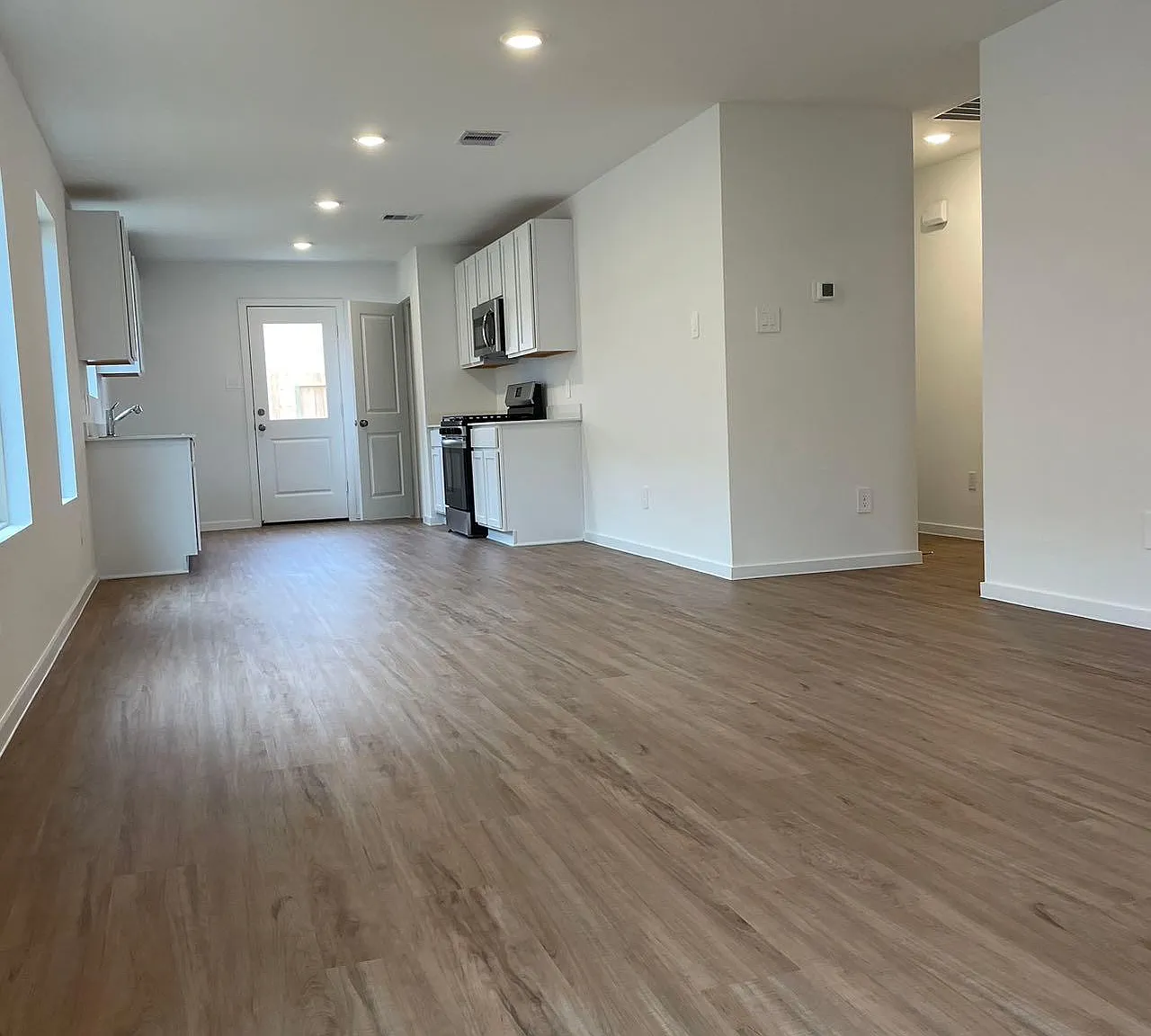 3 bed, 1348 sqft, $1,805 — Photo 2
