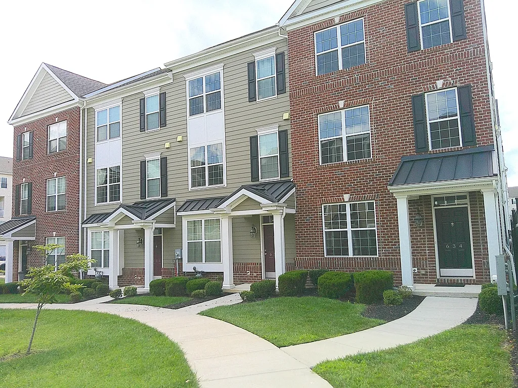 3 bed, 2.5 bath, 1915 sqft, $2,900 — Photo 3