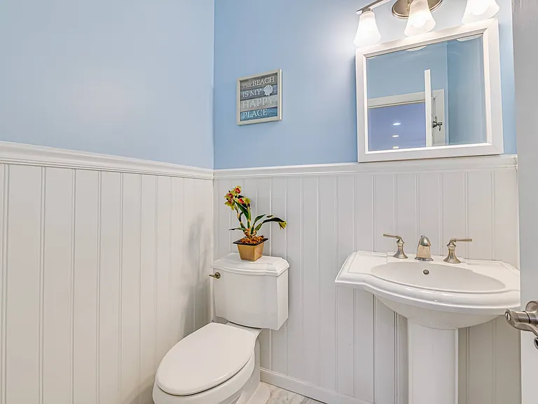18 Lakeside Ln — Photo 13