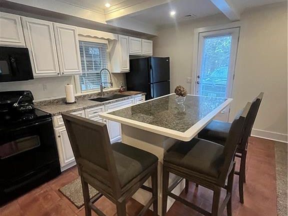 4th image of 554 E Main Rd