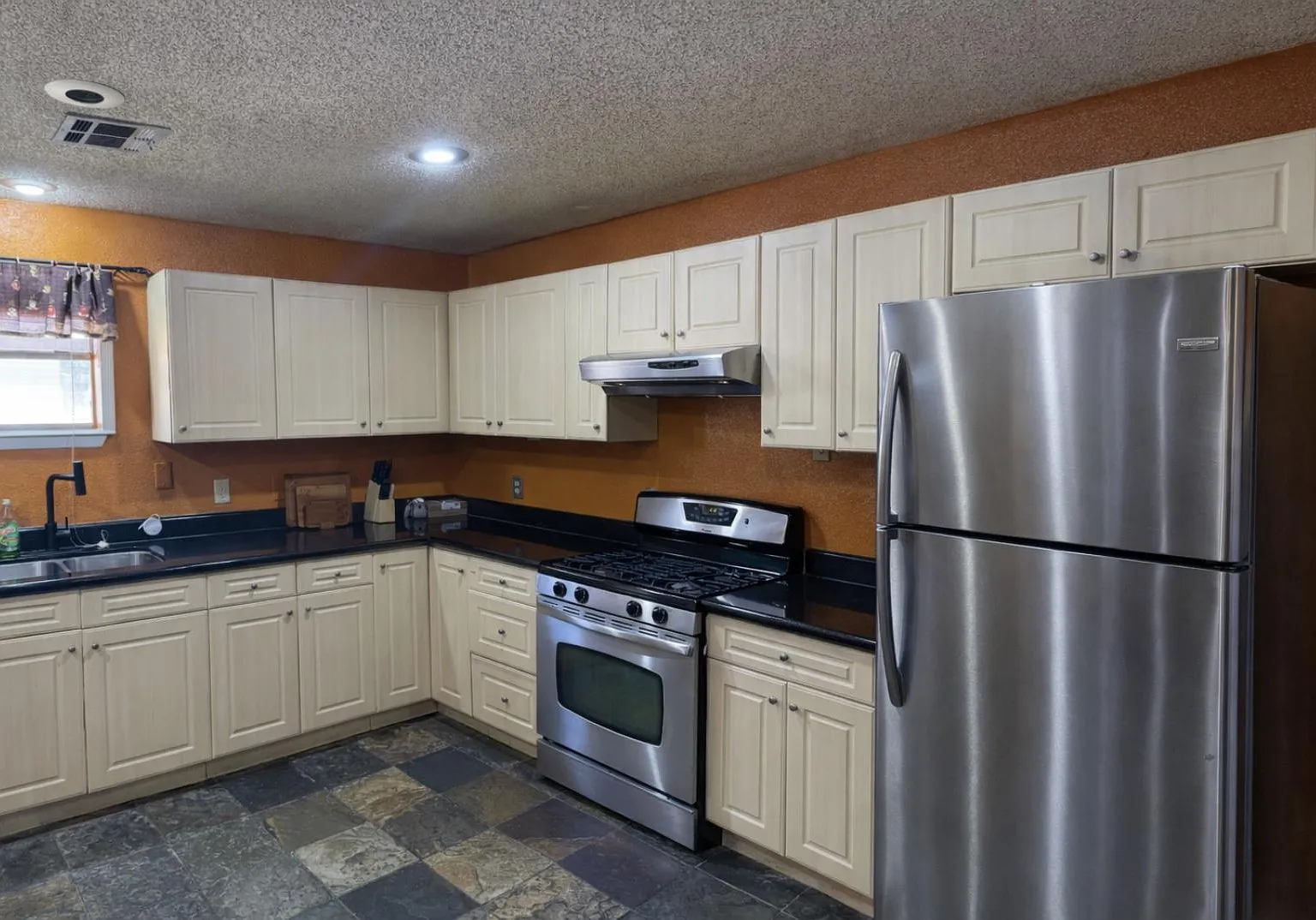 4 bed, 3.0 bath, 2600 sqft, $1,252 — Photo 4