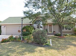 W142N4960 Golden Fields Dr, Menomonee Falls, WI 53051