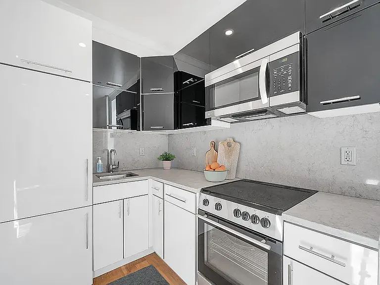 403 E 69th St #2C — Photo 2