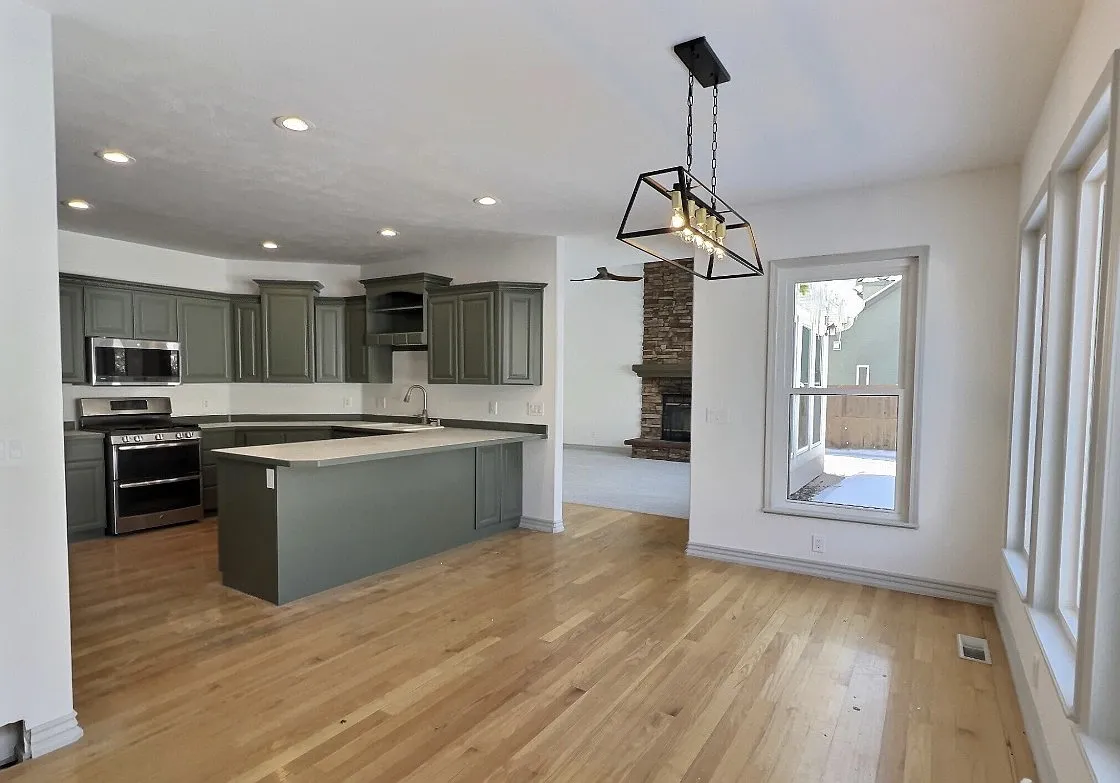 5 bed, 2.5 bath, 3936 sqft, $4,500 — Photo 1