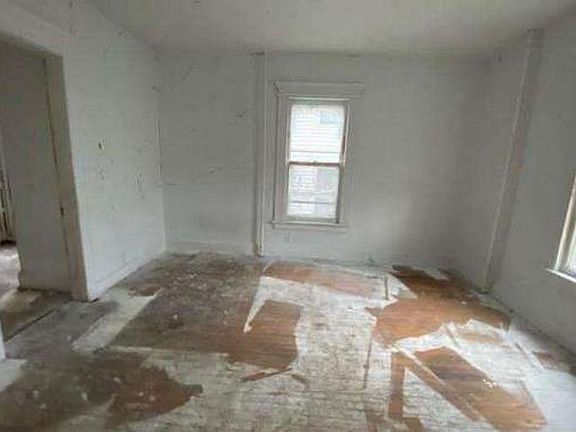 4th image of 176 Division Ave