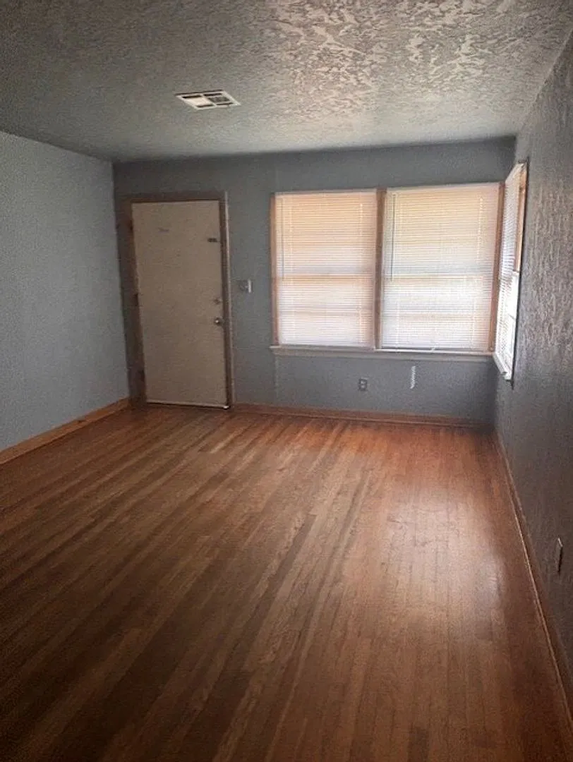 3 bed, 1 bathroom home near the University of Oklahoma campus — Photo 2