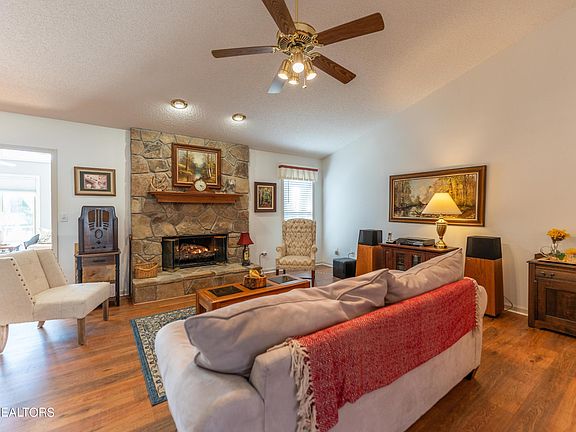5th image of 25 Marquette Ct