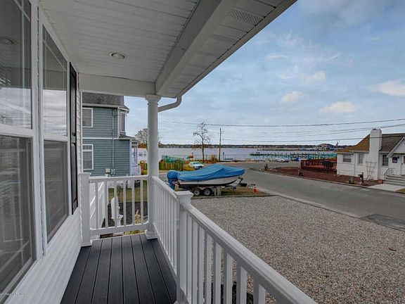 3rd image of 4 River Dr