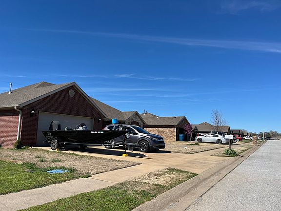 4th image of 627 White Oak St
