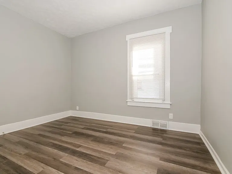 797734_028_bedroom_13251420.jpg