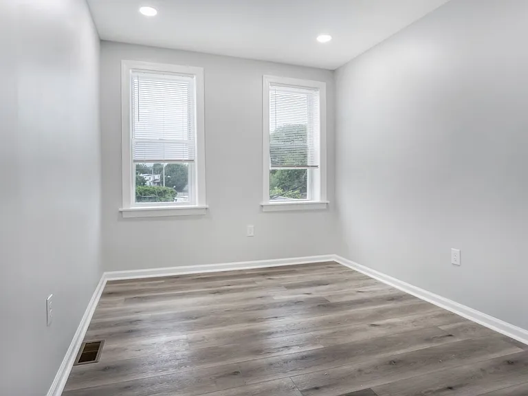 2332 N Monroe St — Photo 10