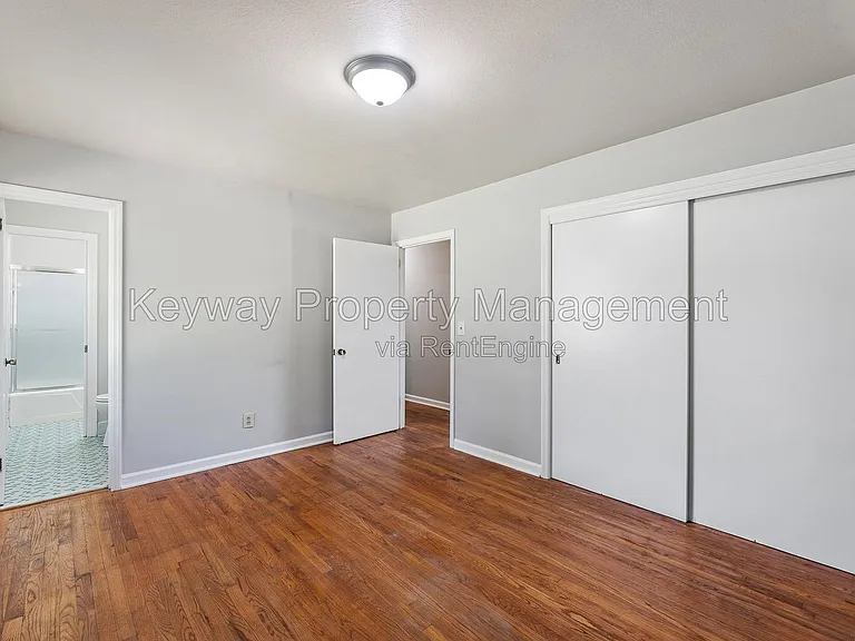 2105 Eastland Dr — Photo 17